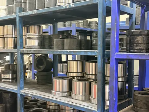 Kervan atölyesinde stoktaki kırıcı burç parçaları (1)