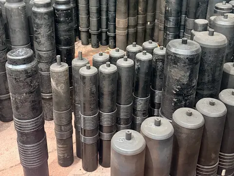 Kervan atölyesinde stoktaki kırıcı piston parçaları (1)