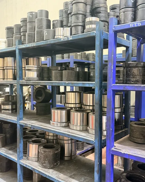 Kervan tesisinde raflarda kırıcı burçları